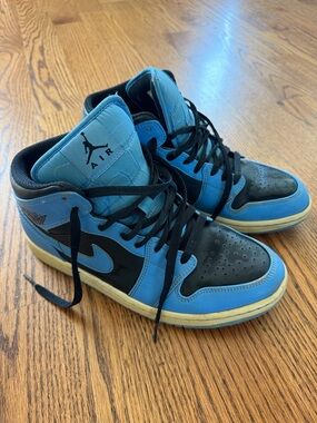 Nike Air Jordan 1 Retro High OG - Black & University Blue